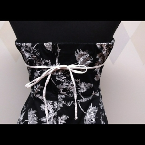 Black and white halter neck floral print sundress - Picture 3 of 9